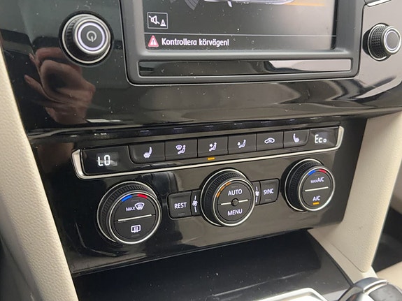 Volkswagen Passat 24 of 30
