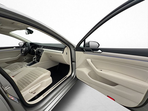 Volkswagen Passat 16 of 30