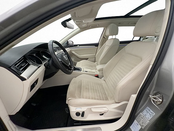 Volkswagen Passat 12 of 30