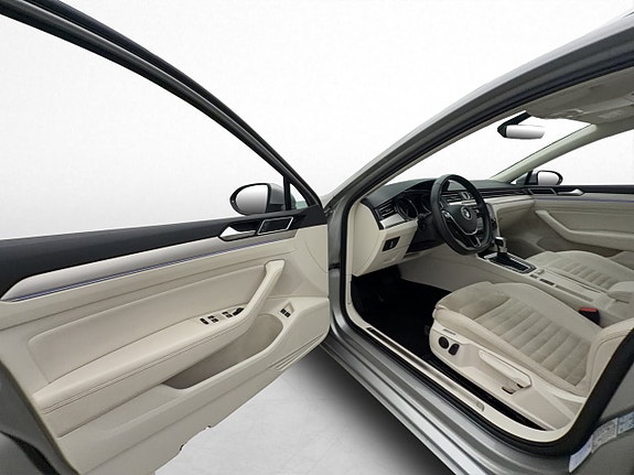 Volkswagen Passat 11 of 30