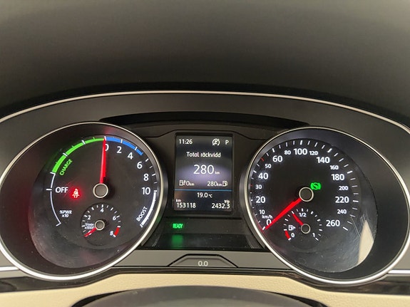 Volkswagen Passat 19 of 30