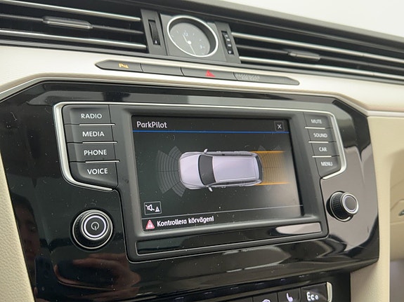 Volkswagen Passat 23 of 30