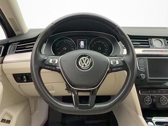 Volkswagen Passat 14 of 30