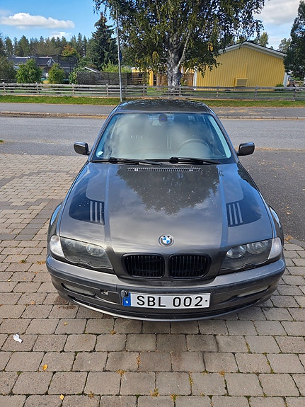 BMW 320i 3 of 6