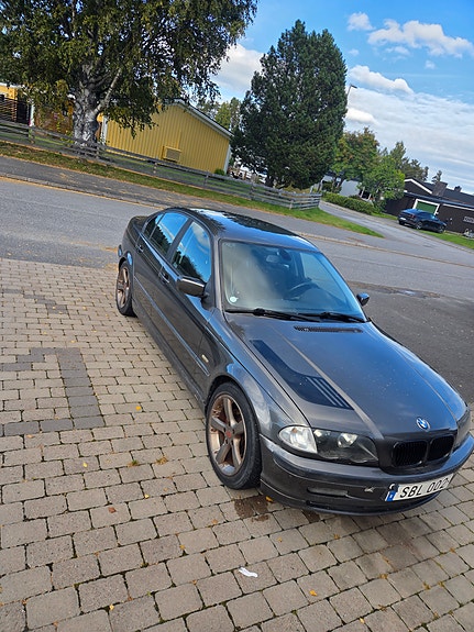 BMW 320i 4 of 6