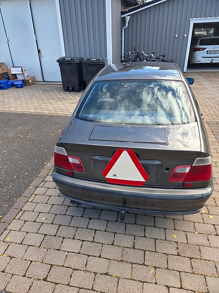 BMW 320i 6 of 6
