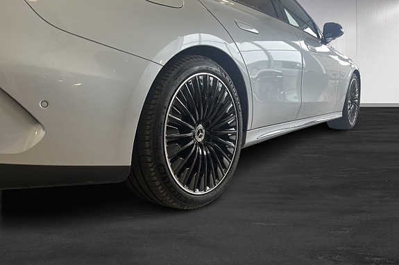 Mercedes-Benz E300 de 5 of 11