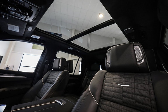 Cadillac Escalade 16 of 30