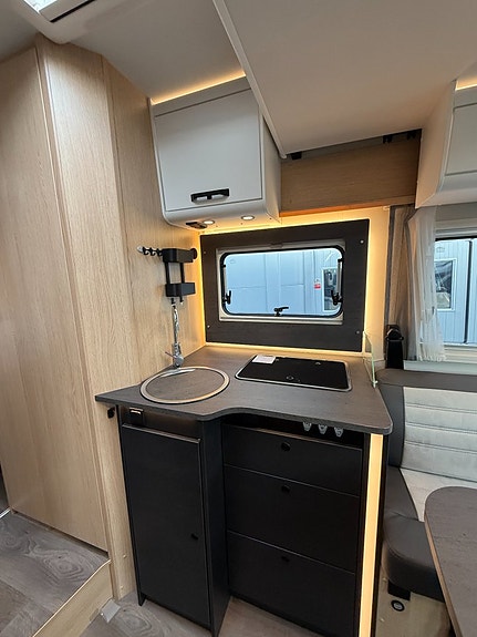 Sunlight T69 LC Adventure Edition! Automat! LÅGA MIL! Queensbed & Taksäng 3500kg! Stort garage! Face-to-face soffa! 7 of 20