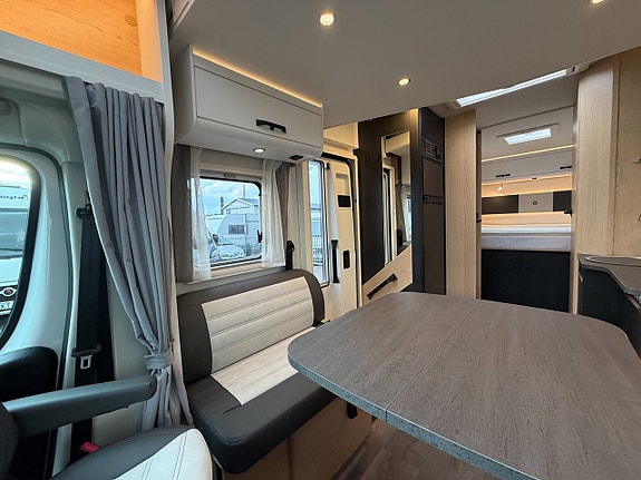 Sunlight T69 LC Adventure Edition! Automat! LÅGA MIL! Queensbed & Taksäng 3500kg! Stort garage! Face-to-face soffa! 4 of 20