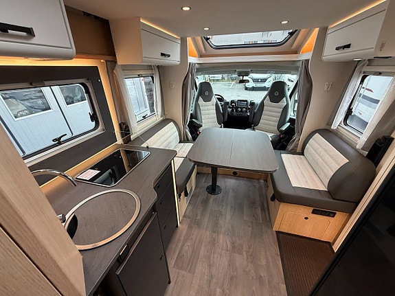 Sunlight T69 LC Adventure Edition! Automat! LÅGA MIL! Queensbed & Taksäng 3500kg! Stort garage! Face-to-face soffa! 13 of 20