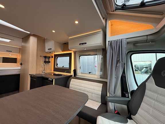 Sunlight T69 LC Adventure Edition! Automat! LÅGA MIL! Queensbed & Taksäng 3500kg! Stort garage! Face-to-face soffa! 6 of 20