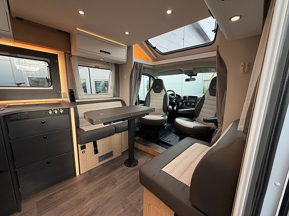 Sunlight T69 LC Adventure Edition! Automat! LÅGA MIL! Queensbed & Taksäng 3500kg! Stort garage! Face-to-face soffa! 2 of 20