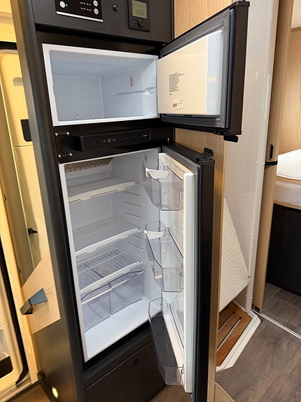Sunlight T69 LC Adventure Edition! Automat! LÅGA MIL! Queensbed & Taksäng 3500kg! Stort garage! Face-to-face soffa! 9 of 20