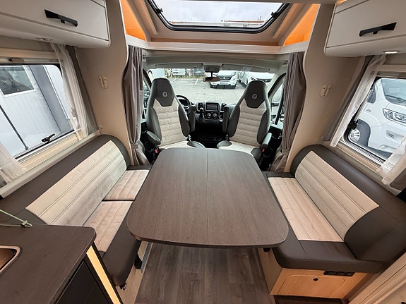 Sunlight T69 LC Adventure Edition! Automat! LÅGA MIL! Queensbed & Taksäng 3500kg! Stort garage! Face-to-face soffa! 14 of 20