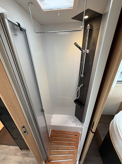 Sunlight T69 LC Adventure Edition! Automat! LÅGA MIL! Queensbed & Taksäng 3500kg! Stort garage! Face-to-face soffa! 12 of 20