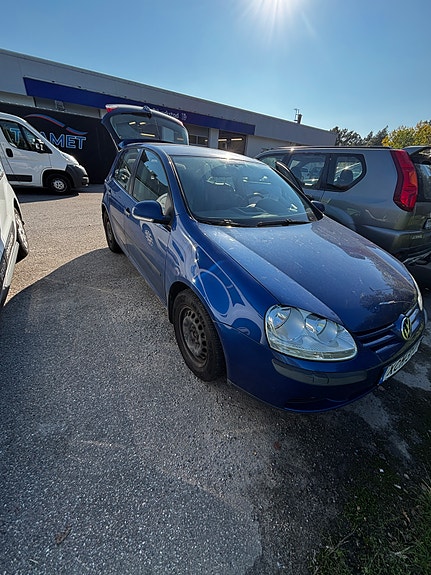 Volkswagen Golf V 2 of 11