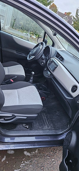 Toyota Yaris 5 of 8