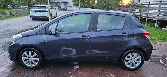 Toyota Yaris 2 of 8