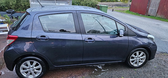 Toyota Yaris 3 of 8
