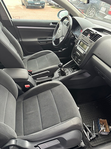 Volkswagen Golf V 8 of 8