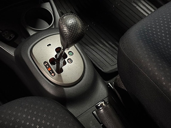 Toyota Yaris 15 of 21
