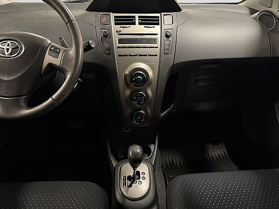 Toyota Yaris 14 of 21