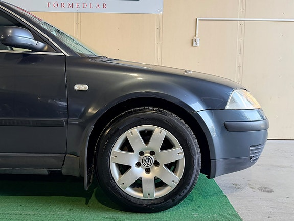 Volkswagen Passat 3 of 16