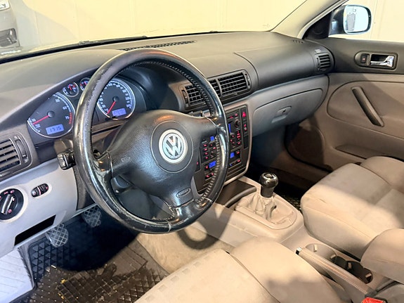 Volkswagen Passat 10 of 16