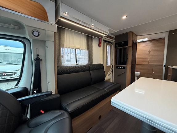 Adria MATRIX 600 DT Plus! 160HK Automat! Stor soffa & lounge! 6,99m! Stor garderob & toalett! Läderklädsel! 4 of 20