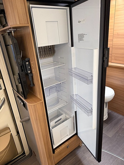 Adria MATRIX 600 DT Plus! 160HK Automat! Stor soffa & lounge! 6,99m! Stor garderob & toalett! Läderklädsel! 9 of 20