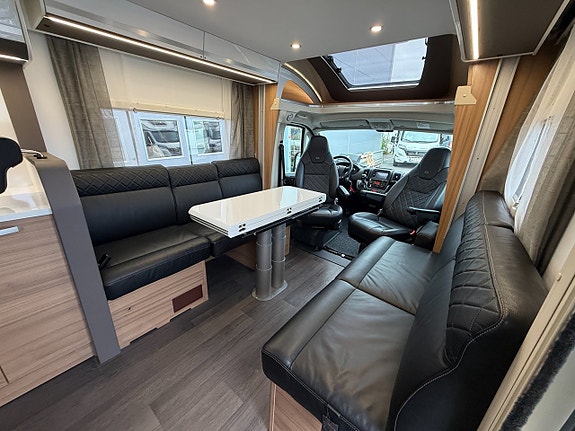 Adria MATRIX 600 DT Plus! 160HK Automat! Stor soffa & lounge! 6,99m! Stor garderob & toalett! Läderklädsel! 2 of 20