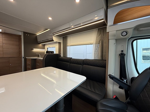 Adria MATRIX 600 DT Plus! 160HK Automat! Stor soffa & lounge! 6,99m! Stor garderob & toalett! Läderklädsel! 6 of 20