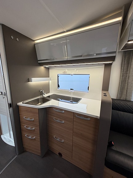 Adria MATRIX 600 DT Plus! 160HK Automat! Stor soffa & lounge! 6,99m! Stor garderob & toalett! Läderklädsel! 7 of 20