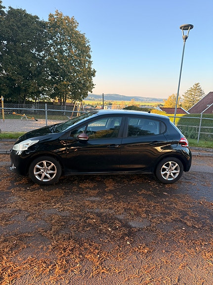 Peugeot 208 4 of 10