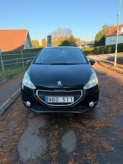 Peugeot 208 2 of 10