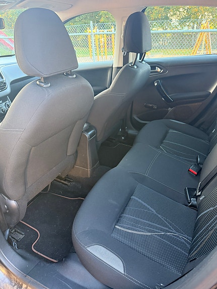 Peugeot 208 8 of 10