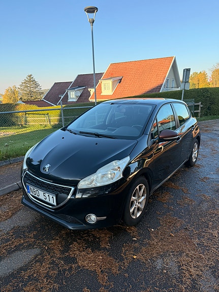 Peugeot 208 3 of 10