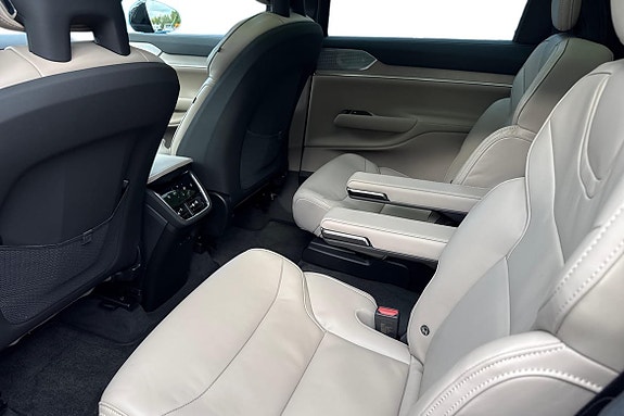 Volvo EX90 13 of 23