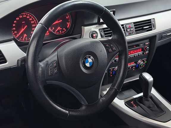BMW 320i 2 of 23