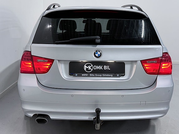 BMW 320i 8 of 23