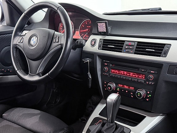 BMW 320i 23 of 23
