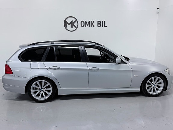 BMW 320i 4 of 23