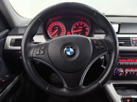 BMW 320i 15 of 23