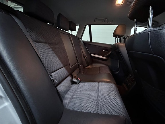 BMW 320i 12 of 23