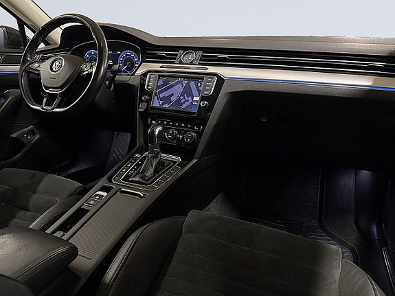 Volkswagen Passat 12 of 25