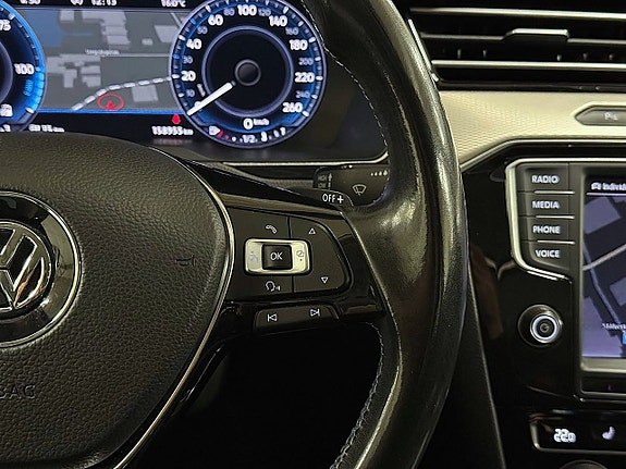 Volkswagen Passat 16 of 25