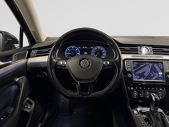 Volkswagen Passat 13 of 25
