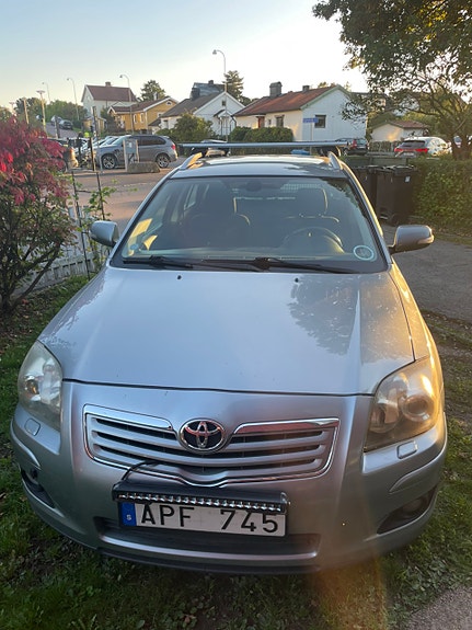 Toyota Avensis 4 of 8