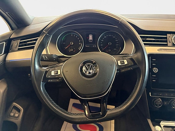 Volkswagen Passat 12 of 15
